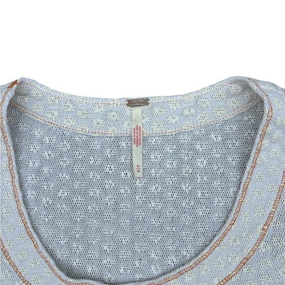 An extremely cute top with a pretty pattern and soft frills. - Picture 2 of 3